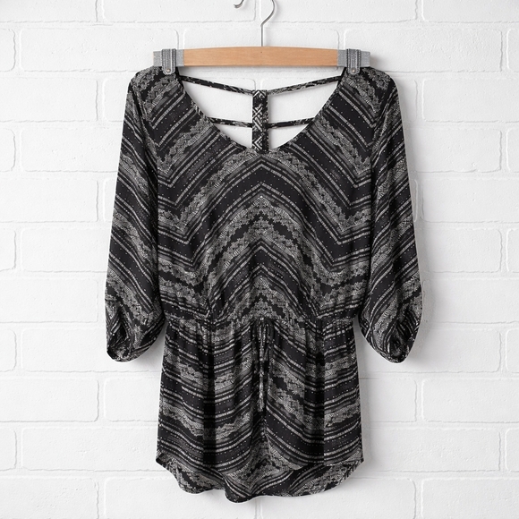 Maurices Black Patterned V‑Neck Blouse Size Small Great Condition - Picture 10 of 12